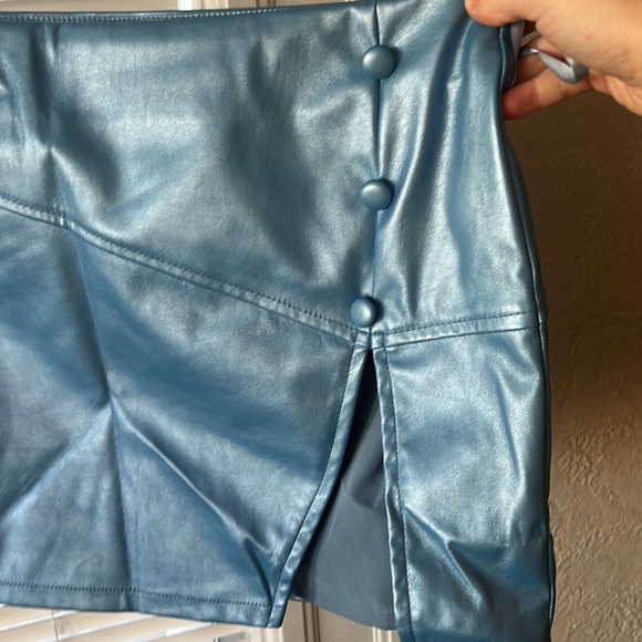 REMOVING ‼️ SUPERDOWN MINI SKIRT - Picture 4 of 6